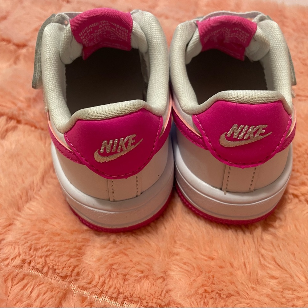 Nike Kids Sneakers in Pink and White